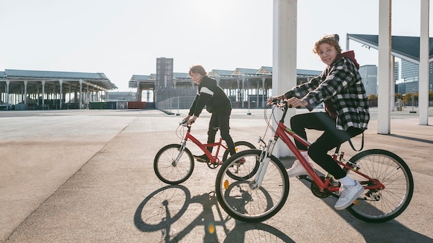 Meninos no parque andando de bicicleta