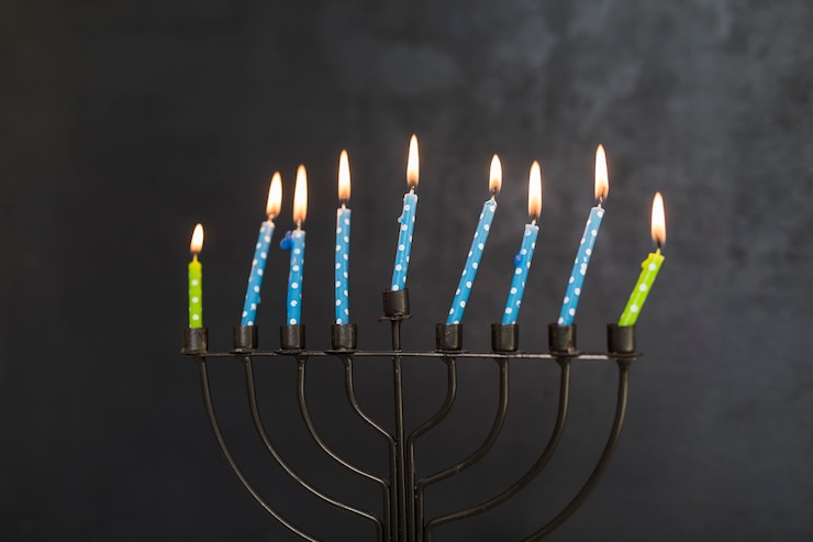 Foto grátis menorá de metal com pequenas velas