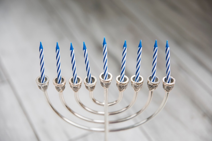 Foto grátis menorá de prata com velas