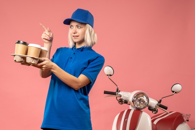 Mensageira de frente segurando café para entrega na rosa