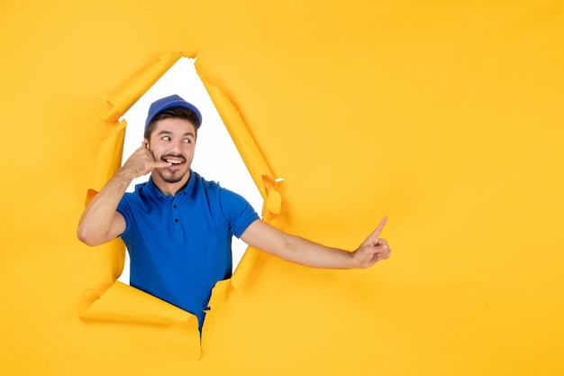 Mensageiro frontal masculino com uniforme azul no espaço amarelo