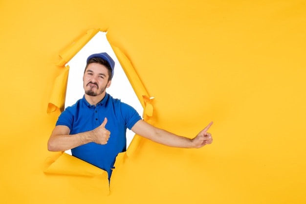 Mensageiro frontal masculino com uniforme azul no espaço amarelo