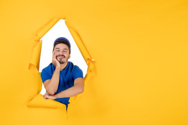 Mensageiro frontal masculino com uniforme azul no espaço amarelo