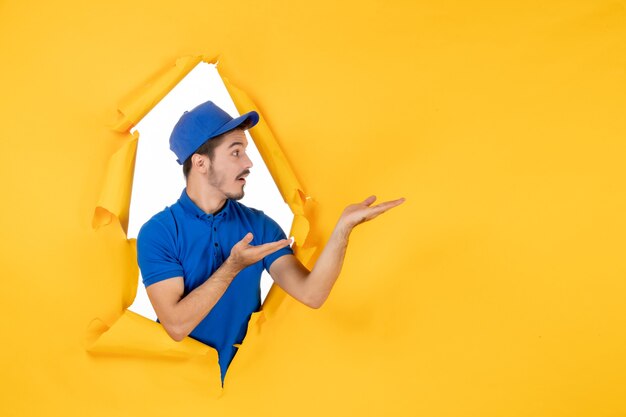 Mensageiro frontal masculino com uniforme azul no espaço amarelo
