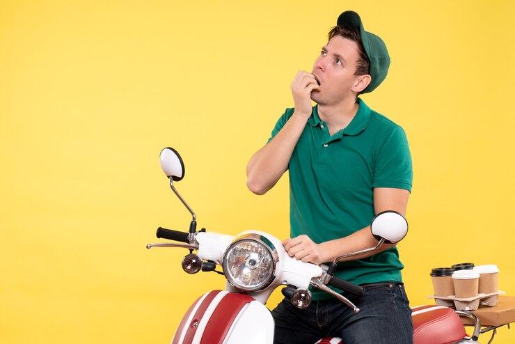 Mensageiro frontal masculino em bicicleta amarela