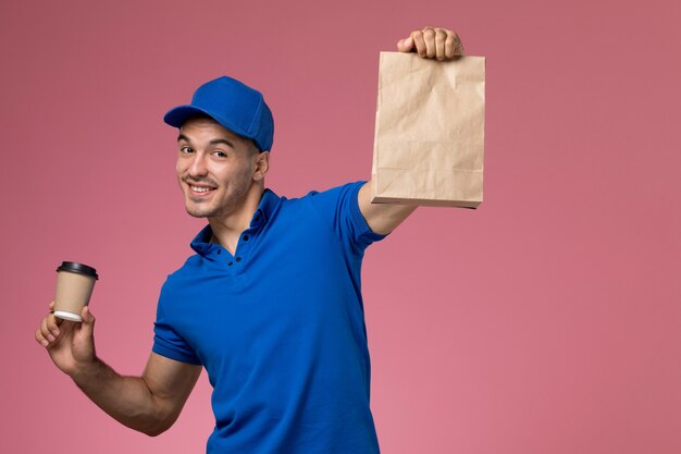 mensageiro masculino de uniforme azul segurando um pacote de comida de entrega e café em rosa, uniforme.