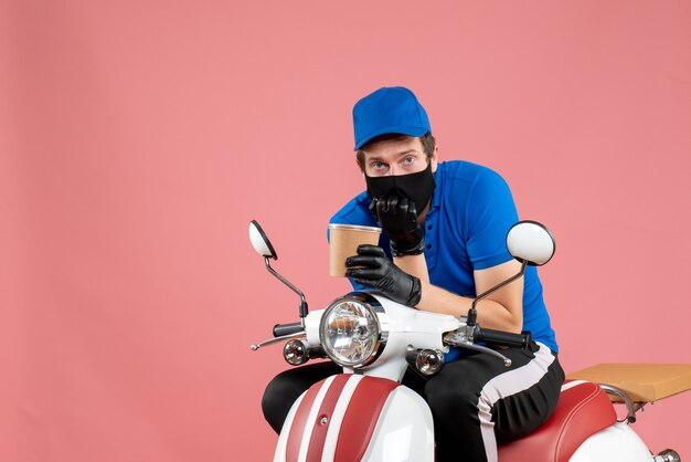 Mensageiro masculino de vista frontal sentado na bicicleta segurando café na rosa