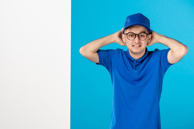 Mensageiro masculino estressado de vista frontal em uniforme azul azul