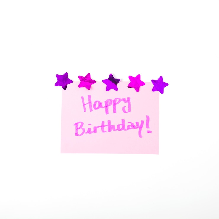 Foto grátis mensagem de feliz aniversário decorada com forma de estrela no fundo branco