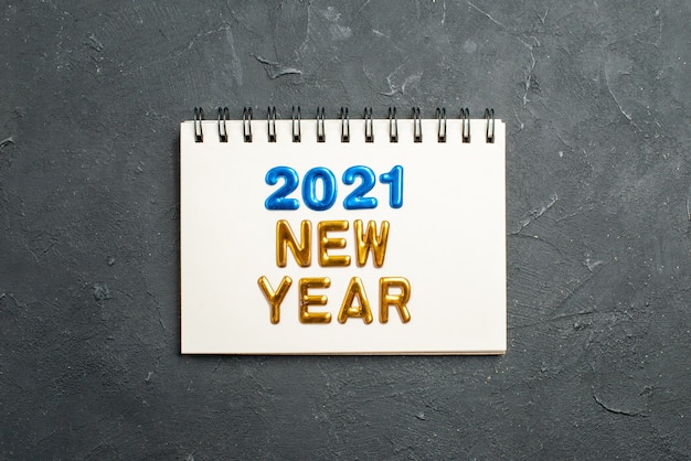 Mensagem de feliz ano novo de 2021 no caderno