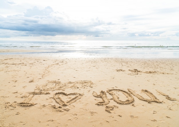 Mensagem eu te amo na areia