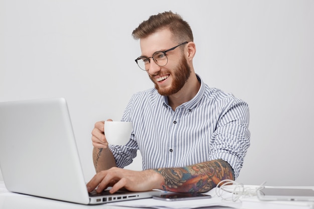 Foto grátis mensagens positivas de estudante masculino em redes sociais com amigos, tem sorriso agradável