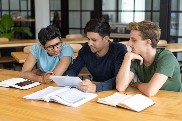 Mentor treinando alunos da escola de negócios