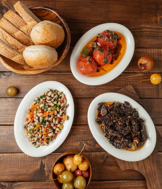 Foto grátis menu de jantar com combinação de diferentes saladas e alimentos