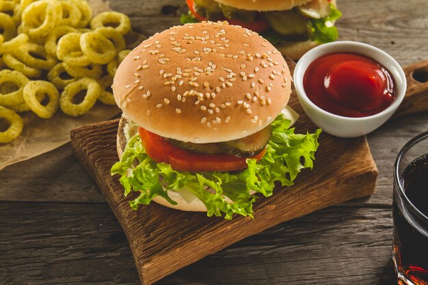 Menu do fast food com hamburger delicioso