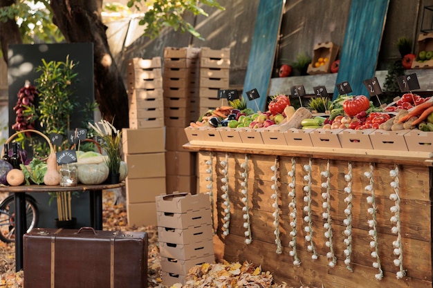 Foto grátis mercado de agricultores vazio cheio de alimentos orgânicos locais frescos com grande variedade de frutas e vegetais orgânicos coloridos. produtos agrícolas sazonais ficam com alimentos naturais saudáveis.