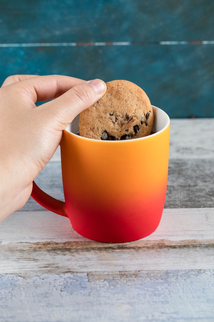 Foto grátis mergulhando um biscoito no chá