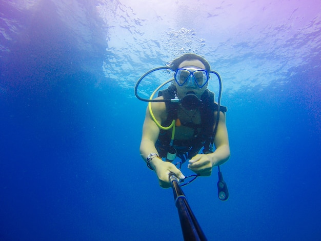 Mergulho submarino selfie shot com vara selfie. profundo mar azul. grande angular.