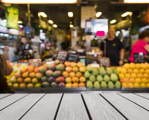 Mesa à procura de frutas