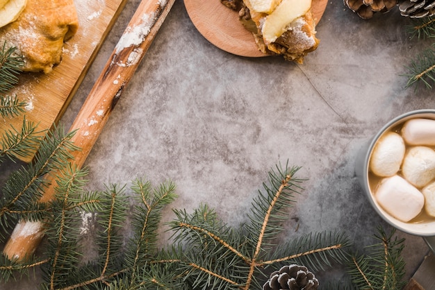 Mesa coberta com doces e galhos de árvores de abeto