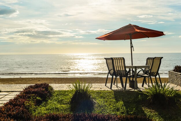 Mesa com cadeiras em uma praia