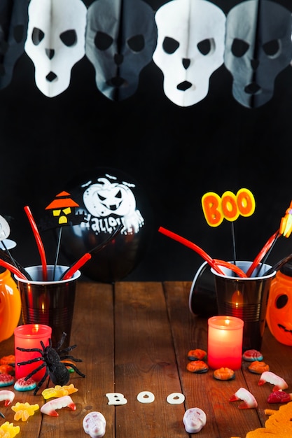 Mesa com decorações de Halloween