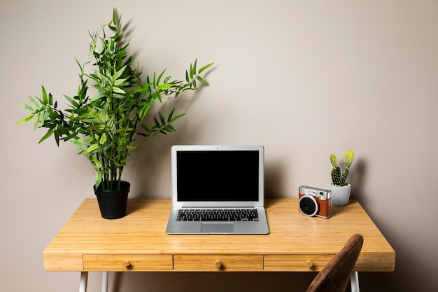 Mesa com laptop cinza e cadeira