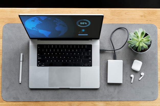 Mesa com ssd e laptop flat lay