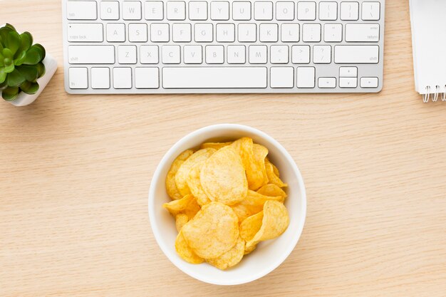 Mesa com tigela de batatas fritas