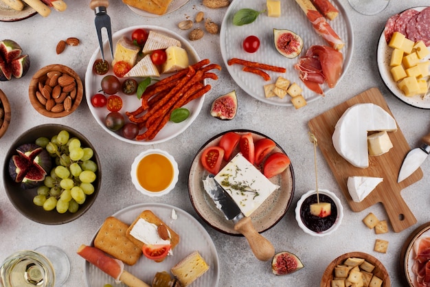 Mesa com vista de cima cheia de comida deliciosa