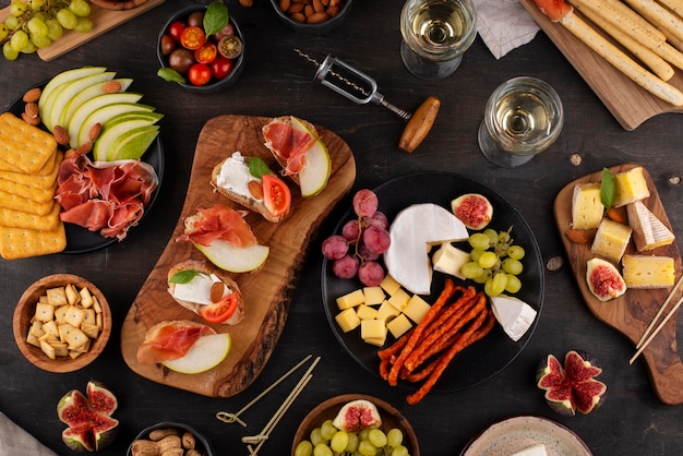 Mesa com vista de cima cheia de comida deliciosa