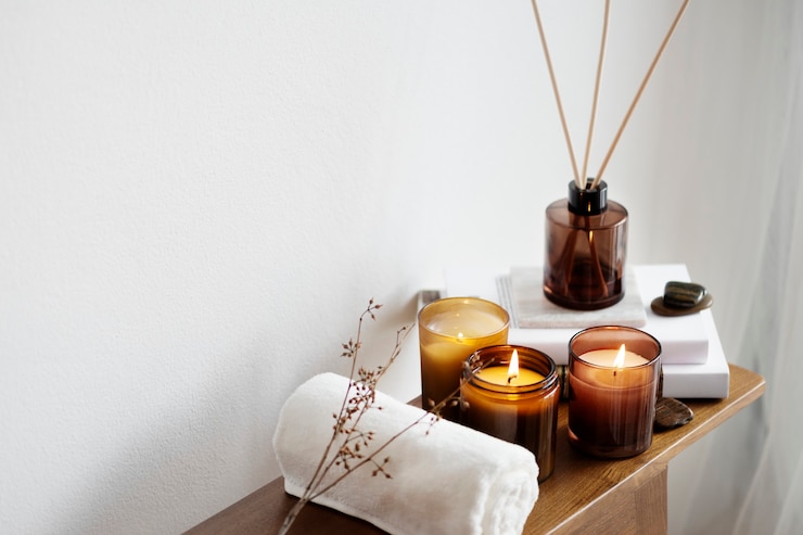 Foto grátis mesa de aromaterapia com velas perfumadas e toalha