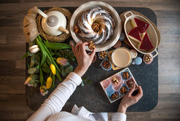 Mesa de café da manhã ou brunch repleta de ingredientes saudáveis para uma deliciosa refeição de Páscoa com amigos e familiares ao redor da mesa.