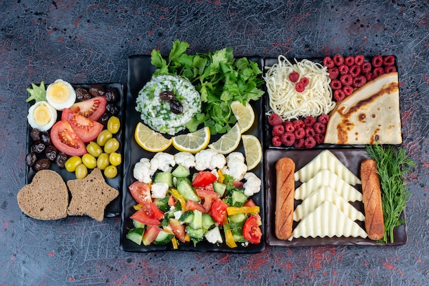 Mesa de café da manhã rica com variedade de alimentos.