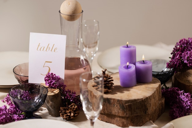 Mesa de casamento com velas acesas alto ângulo