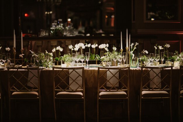 Mesa de casamento maravilhoso no restaurante incrível