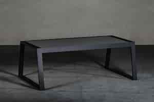 Foto grátis mesa de centro preta minimalista em uma sala iluminada