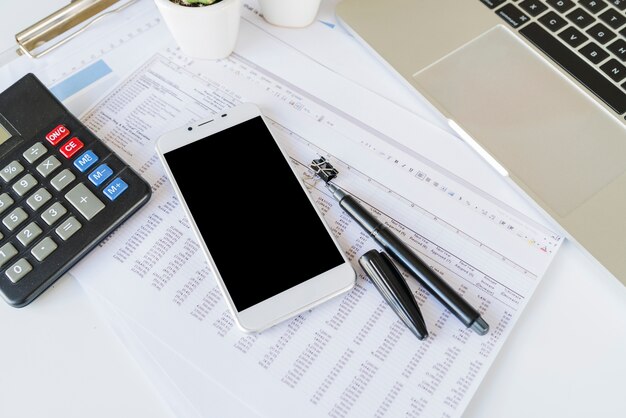 Mesa de contador de escritório com calculadora e smartphone