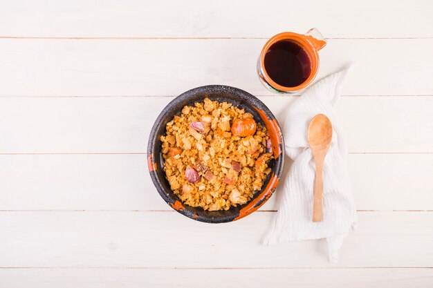 Mesa de cozinha com prato e copo