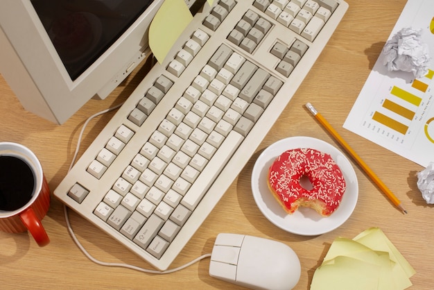 Mesa de escritório bagunçada ainda vida