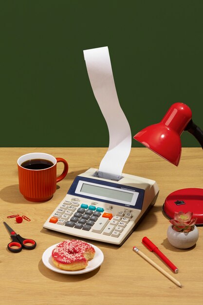 Mesa de escritório bagunçada ainda vida
