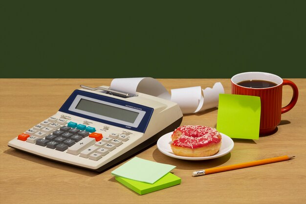 Mesa de escritório bagunçada ainda vida