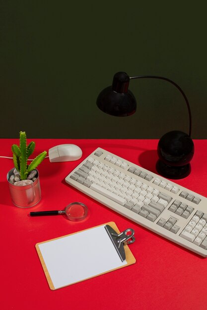 Mesa de escritório bagunçada ainda vida