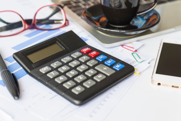 Mesa de escritório com ferramentas e xícara de café