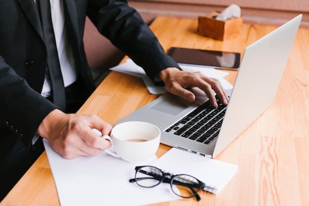 Foto grátis mesa de escritório com laptop e café