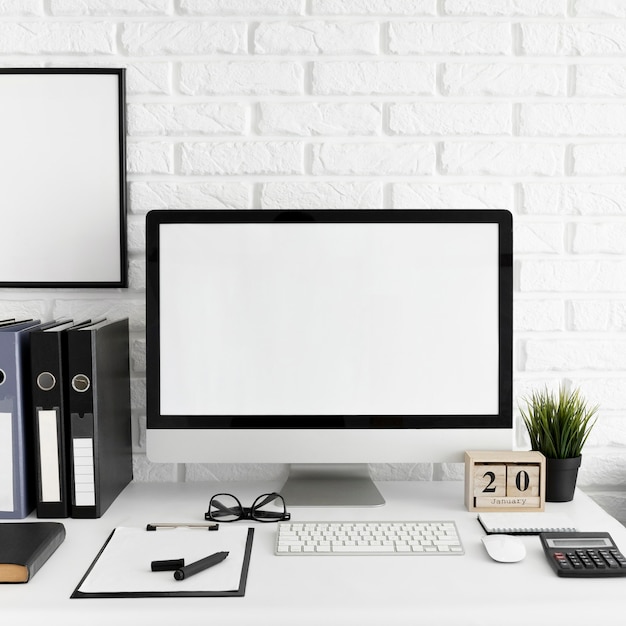 Mesa de escritório com tela de computador e teclado