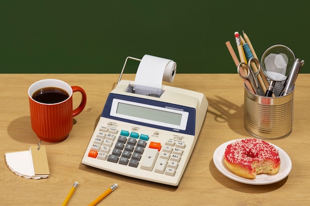 Mesa de escritório desordenada, natureza morta.