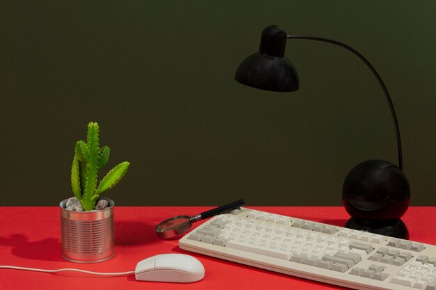 Mesa de escritório desordenada, natureza morta.