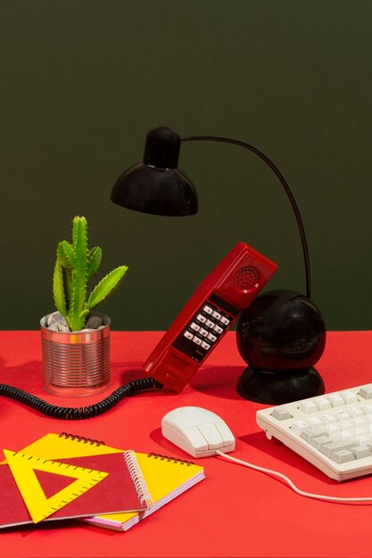 Mesa de escritório desordenada, natureza morta.