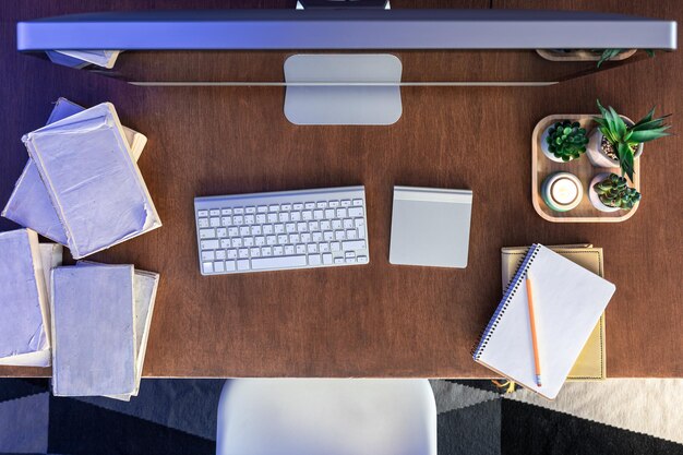 Mesa de estudante com livros de computador e blocos de notas em uma mesa de madeira